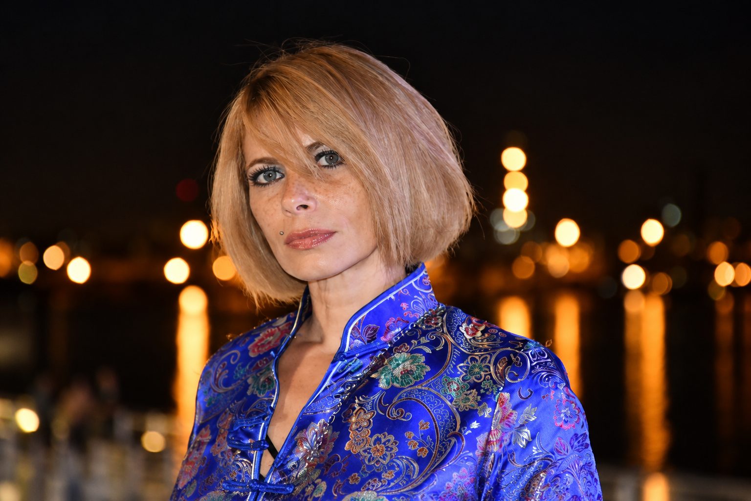Mer con su chaqueta de seda azul